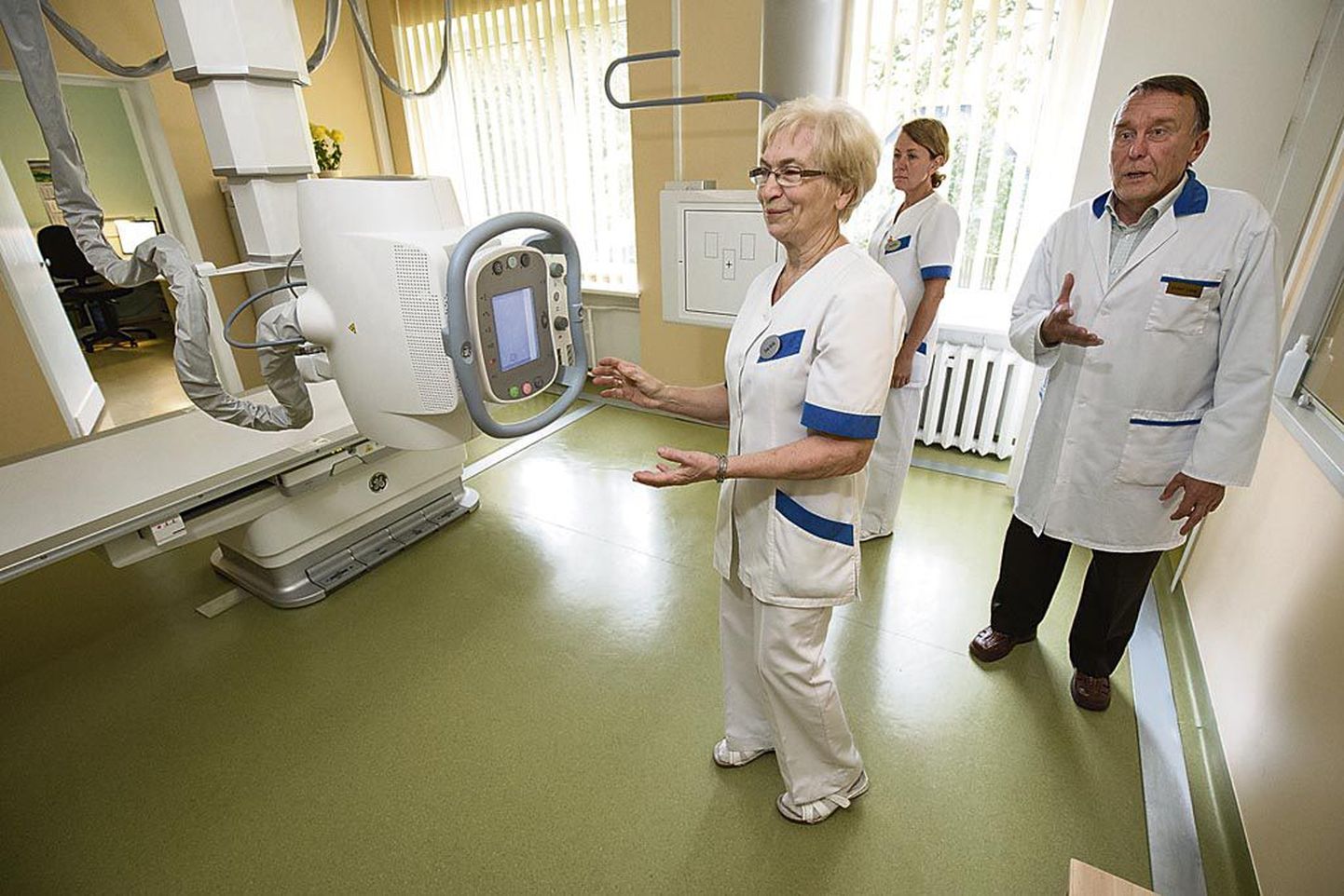 OÜ Kesklinna Tervisekeskuse radioloogiaõdede Enna Kalda (esiplaanil) ja Anu Paali ja radioloogi Endel Lohu töö muudab uus röntgeniaparaat tublisti lihtsamaks ja kiiremaks.