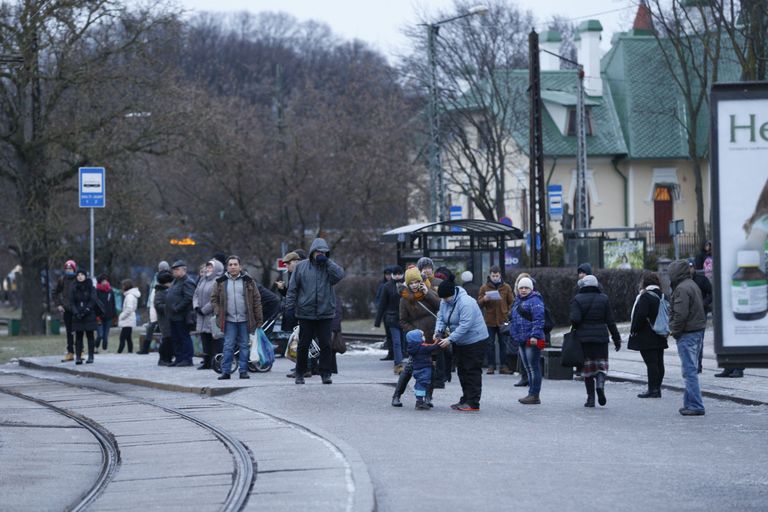 Inimesed Balti jaamas trammi ootamas. Foto: