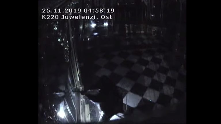 Kaader turvakaamera videost, millel on näha varast Dresdeni lossi Rohelises võlvis vitriine lõhkumas