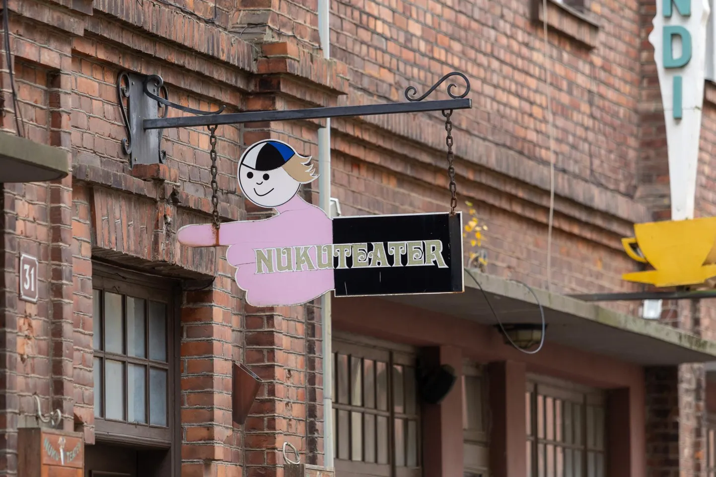 Viljandi nukuteater jätkab pärast Sakala keskusega liitmist Lossi tänaval ja oma nime all. Suurem muudatus ootab ees poolteise aasta pärast, mil linnajuhid tahavad teatri tema senistest ruumidest välja kolida.