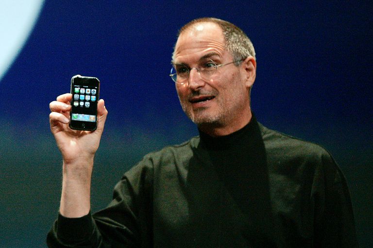 Steve Jobs tutvustamas iPhone'i 2007. aastal.