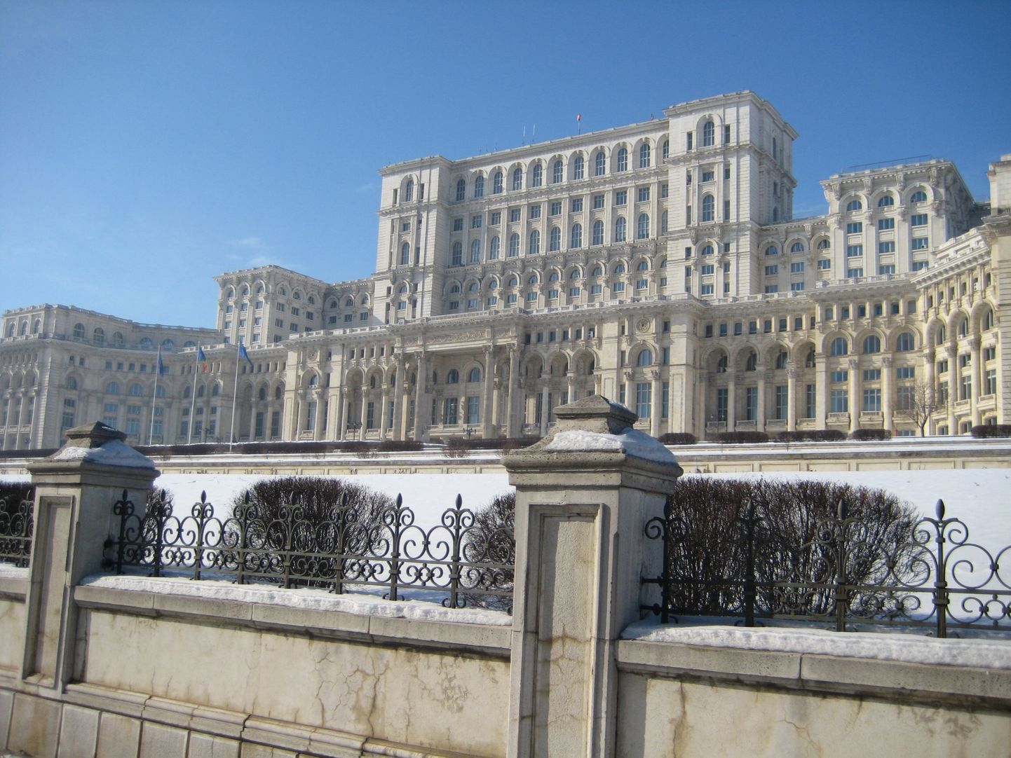 Rumeenia parlamendi kodu, Euroopa suurim administratiivhoone ehitati algselt kommunistlikule parteile.