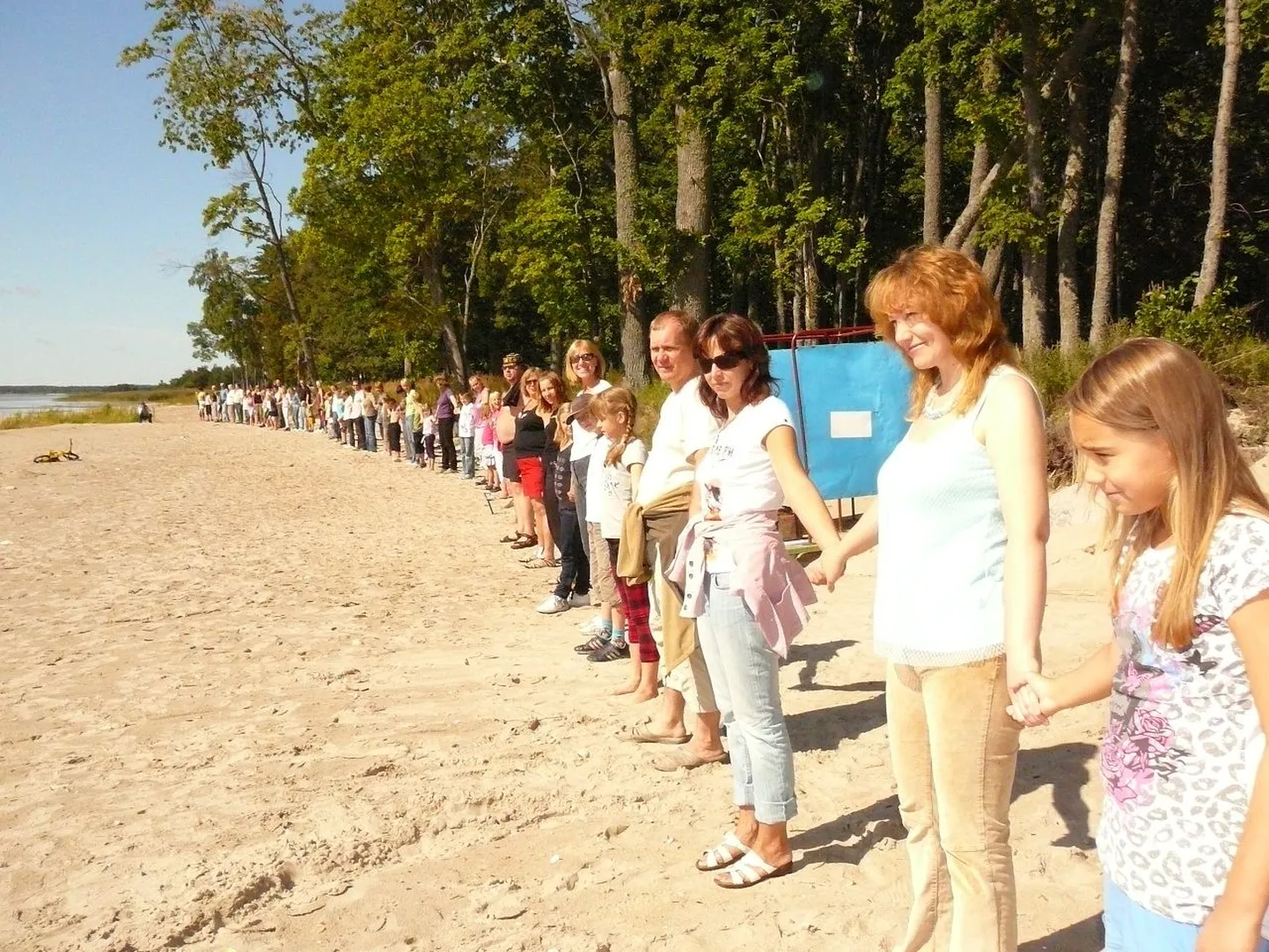 Pärnu ühisgümnaasiumi 4b klassi lapsed ja lapsevanemad moodustasid Valgerannas sõprusketi.