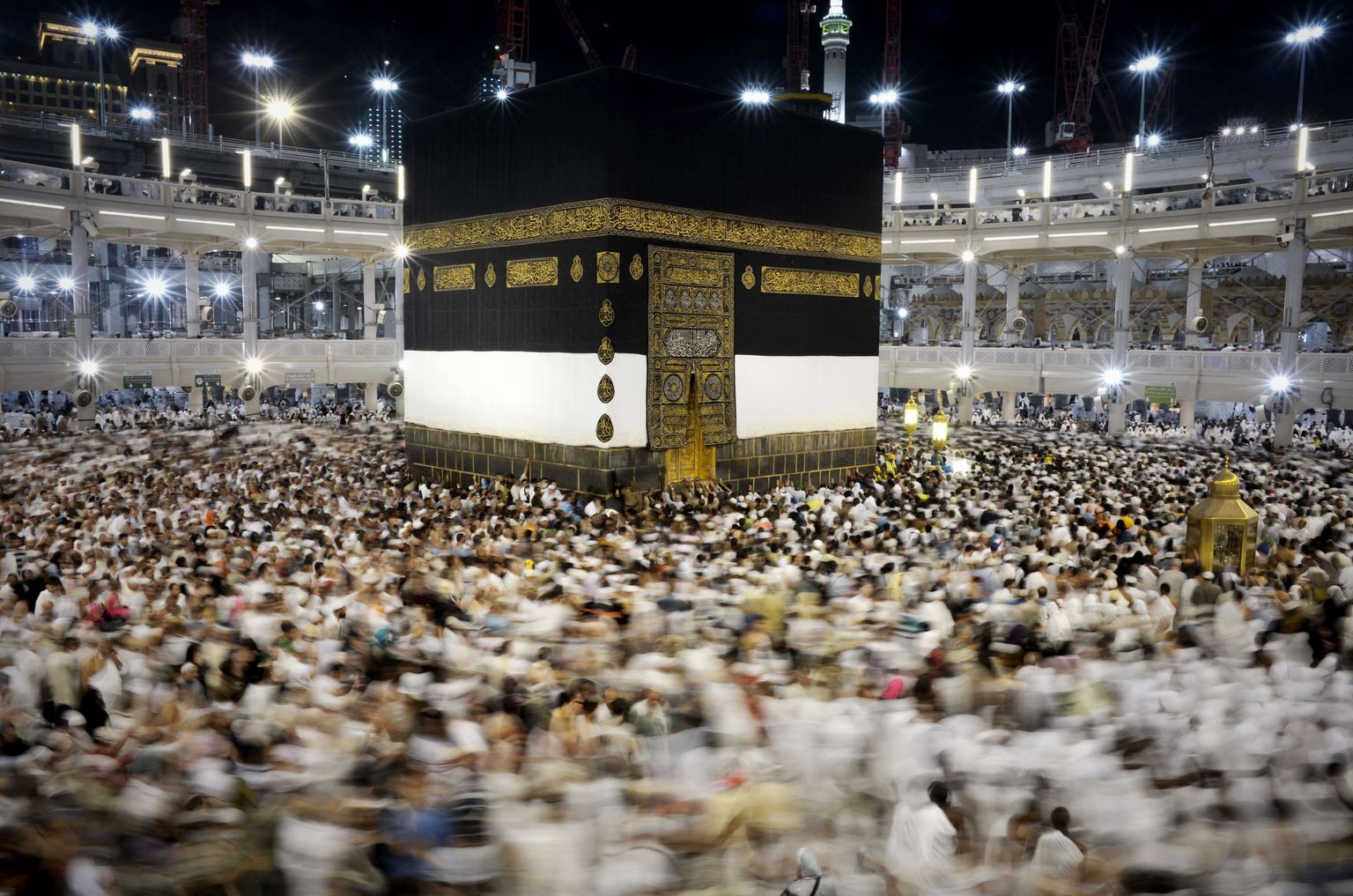 Tuhanded moslemid Mekas ümber Kaaba ringe tegemas.