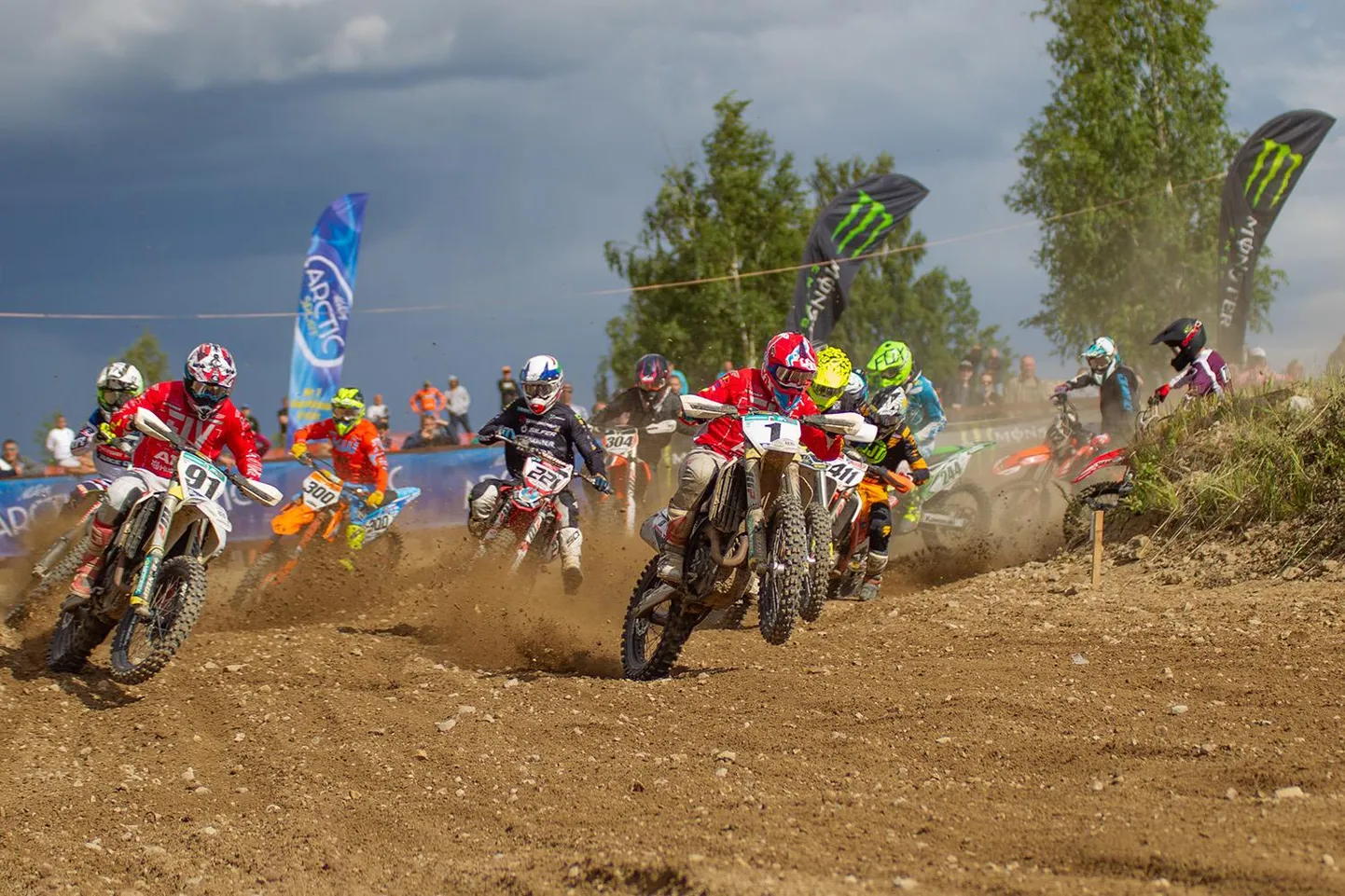 Krossiässad sööstavad Pärnu lennuvälja motopargi rajale.