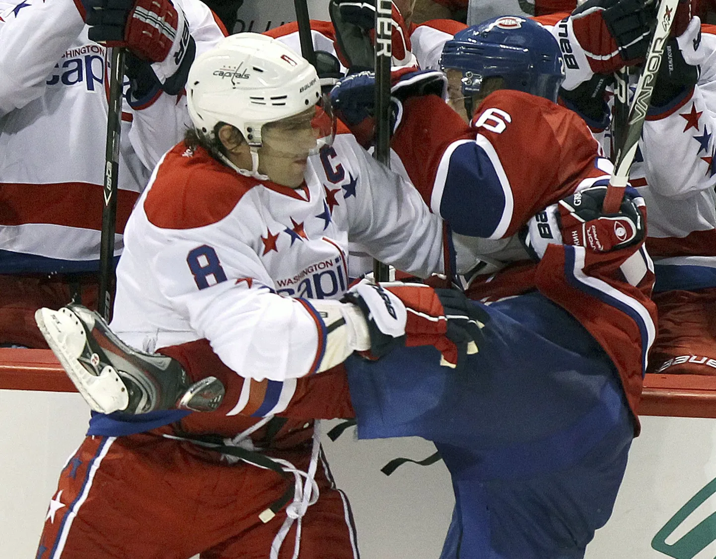 Александр Овечкин (номер 8) применяет силовой прием против игрока "Монреаль Канадиенс" (18 января).