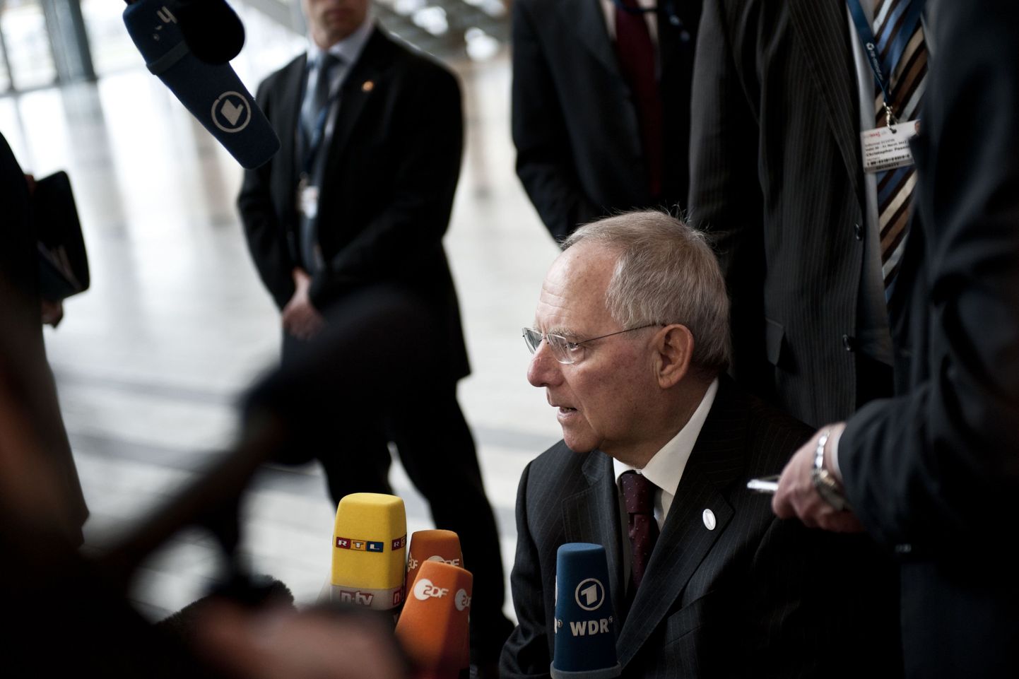 Saksamaa rahandusminister Wolfgang Schäuble Kopenghaagenis ajakirjanikega suhtlemas.