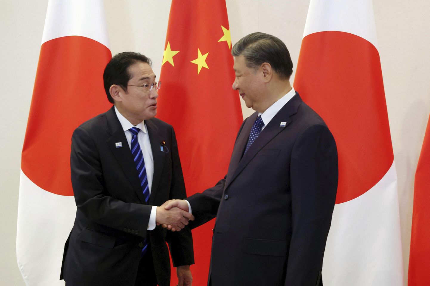 Fumio Kishida ja Xi Jinping.