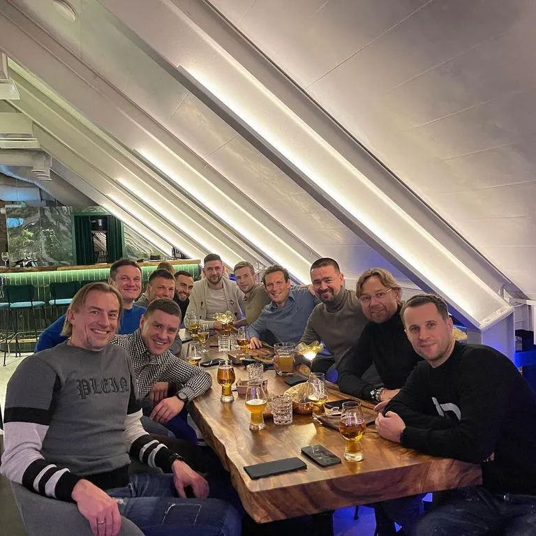 Eesti koondise praegused ja endised mängijad veedavad aega Venemaa koondise peatreeneri Valeri Karpini seltsis.