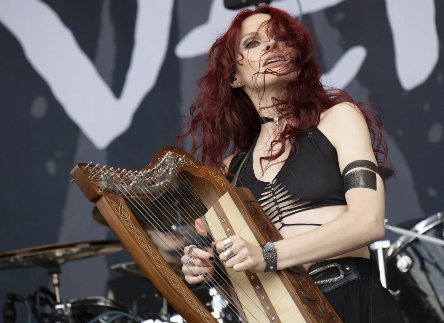 Eluveitie 2022. aastal. Laulja Fabienne Erni.