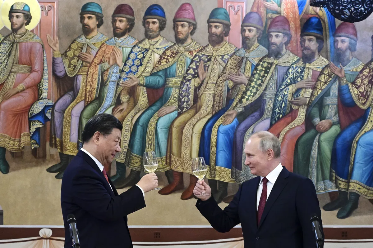 Председатель КНР Си Цзиньпин и Путин во время ужина в Грановитой палате Московского Кремля, Россия, 21 марта 2023 года.