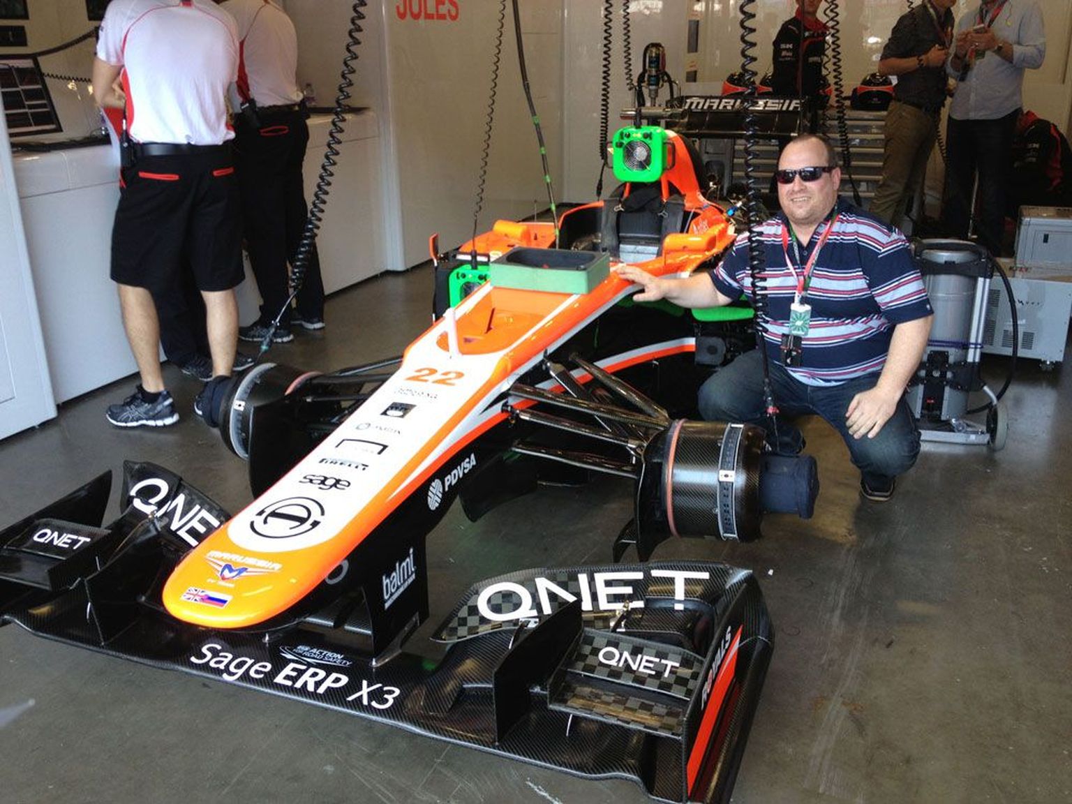 Сетевая компания Qnet спонсирует участницу «Формулы-1» — команду Marussia. На фото Александер Герр позирует рядом со спортивным автомобилем Marussia.