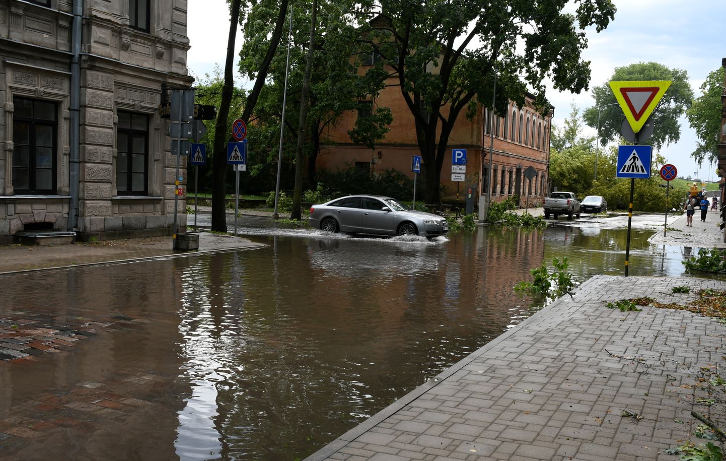 Vētras un stipro lietavu postījumi Daugavpilī.