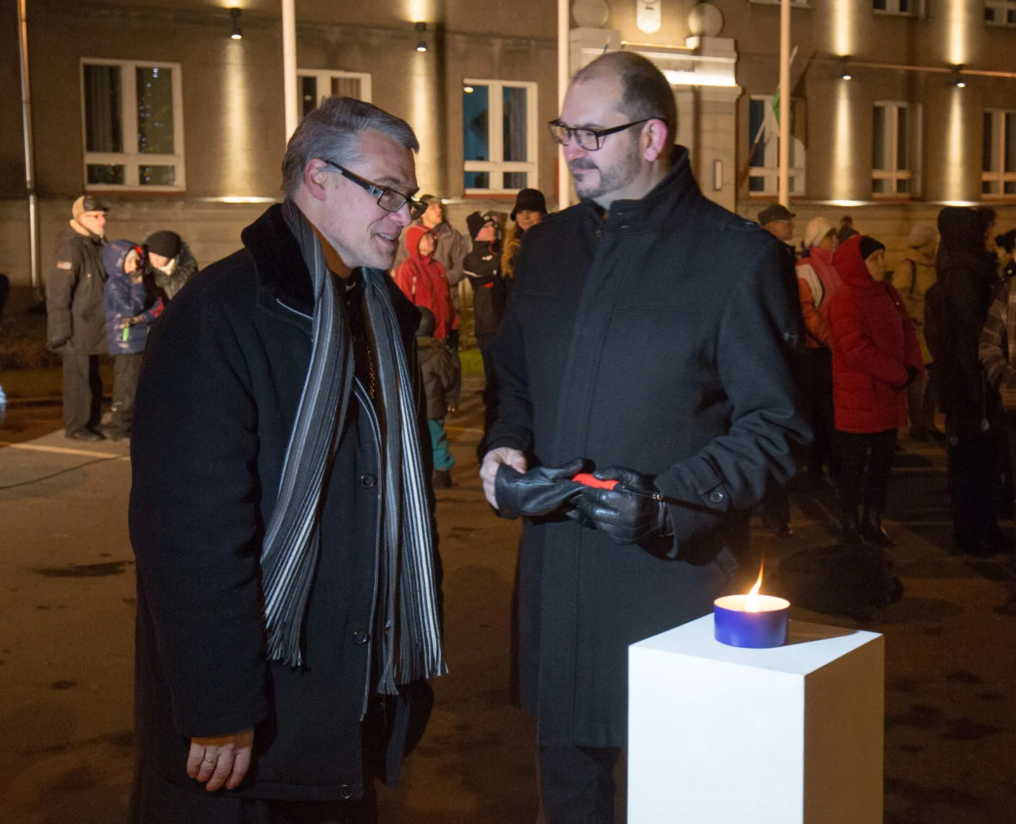 Advendiküünla süütasid laupäeval Eesti luterliku kiriku Viljandi praost Marko Tiitus ja linnapea Ando Kiviberg.