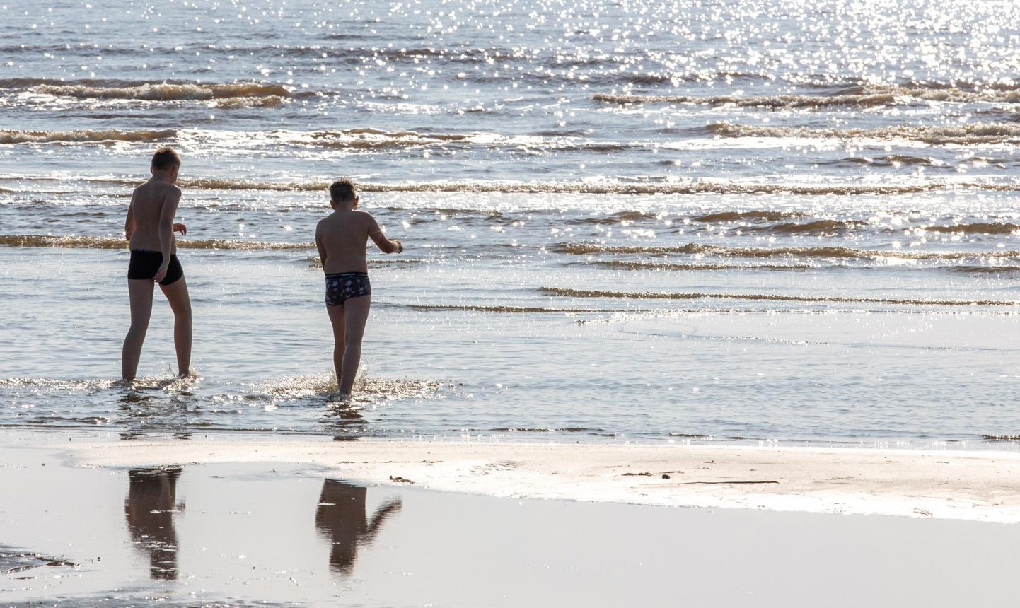 Paar päeva tagasi võis Pärnu rannas kohata isegi ujujaid. 