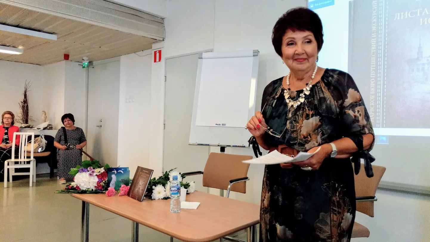 Светлана Горпинченко представляет гостям и бывшим коллегам книгу об истории Нарвского бюро путешествий и экскурсий.