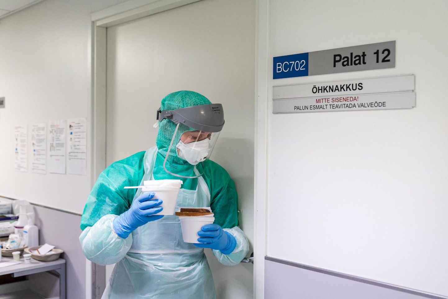 Pärnu haigla nakkushaiguste palatitesse sisenetakse väga põhjalikult valmistunult.