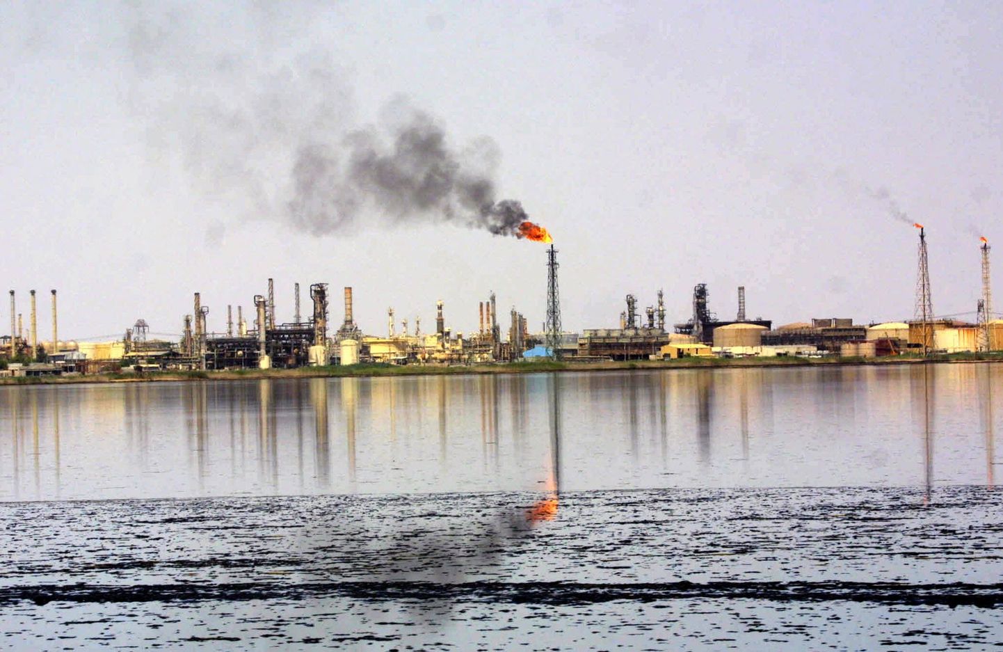 Al-Sheiba naftamaardla Basra lähedal, jäädes 500 kilomeetrit pealinnast Bagdadist lõunasse.