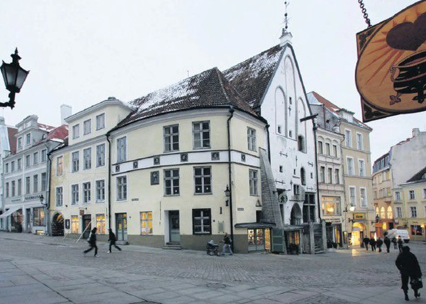 Eksklusiivsete korterite hinnad Tallinna vanalinnas pole ka masuajal oluliselt langenud, meelitades jätkuvalt välismaiseid ostjaid, kes endale hea asukohaga esinduskortereid 
otsivad.