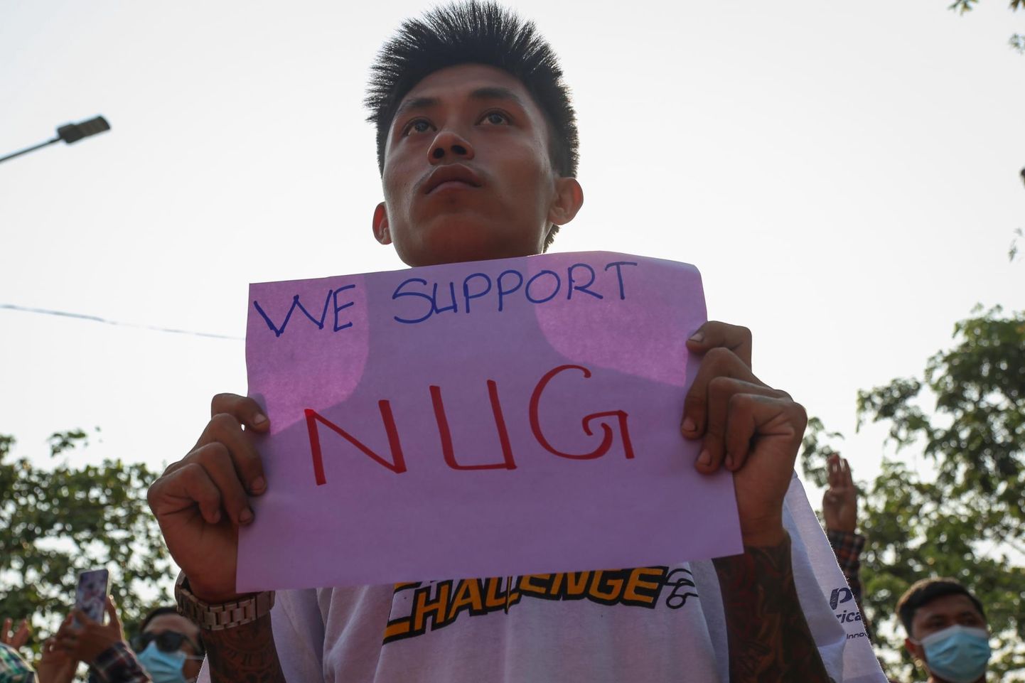 Meeleavaldaja väljendab Mandalays toetust Rahvusliku Ühtsuse Valitsusele (NUG), mille moodustasid riigipöörde vastased protestijad ja rahvusvähemuste esindajad.