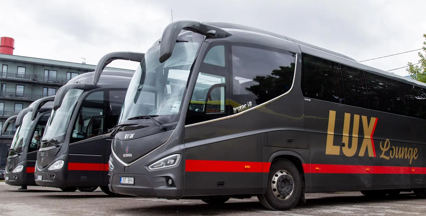 Lux Expressi bussid Tallinna bussijaamas.