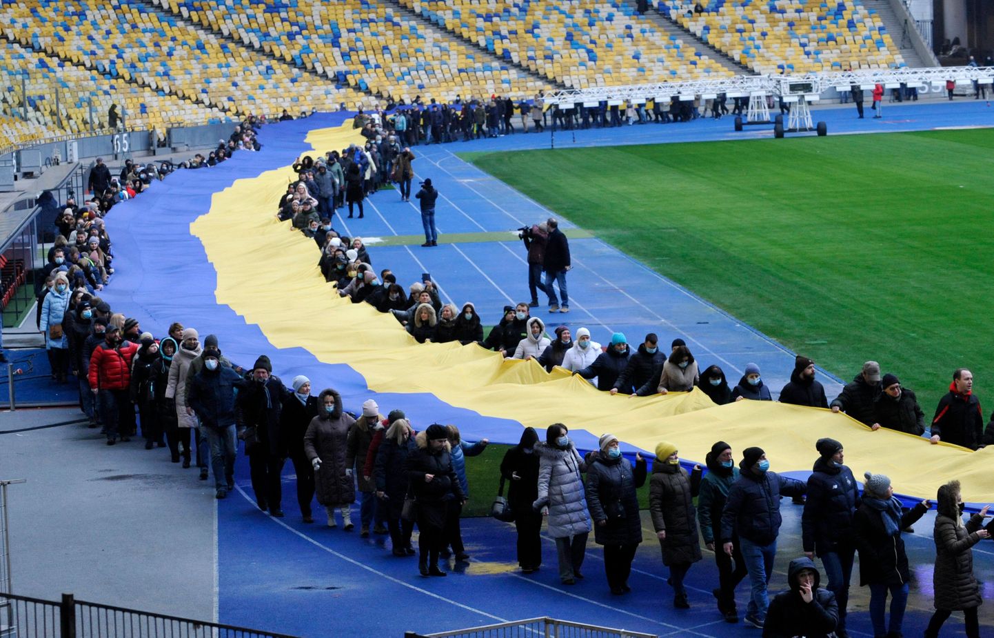 Täna viidi ühtsusepäeva aktsioonina Kiievi olümpiastaadionile hiiglaslik Ukraina lipp.