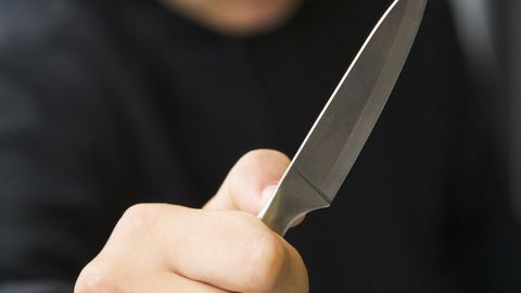 Обеспокоенные родители: человек с нервным расстройством размахивает ножом на детской площадке