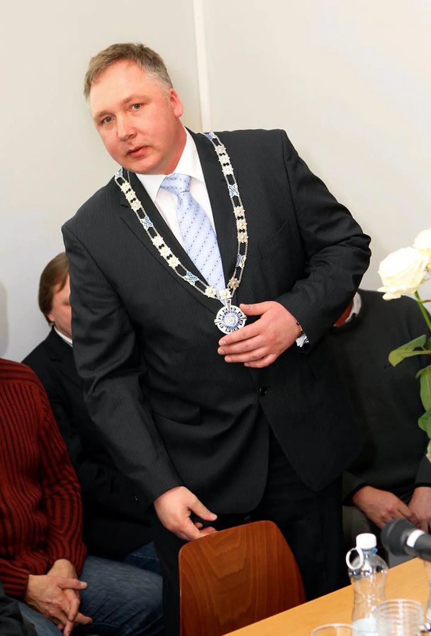 Viljandi linnapea Loit Kivistik näeb suurt probleemi selles, et viljandlased saavad vähem palka kui Põhja-Eesti elanikud. Kõige kurvastavam on tendents, et käärid nende palkade vahel muudkui suurenevad.