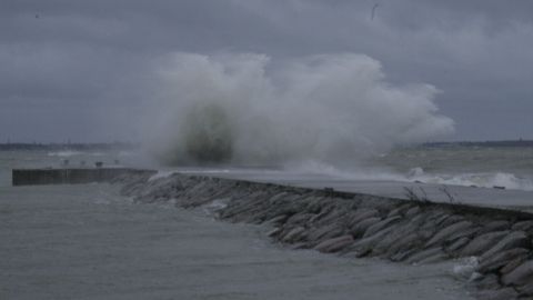Синоптики предупреждают: на Балтийском море бушуют трехметровые волны
