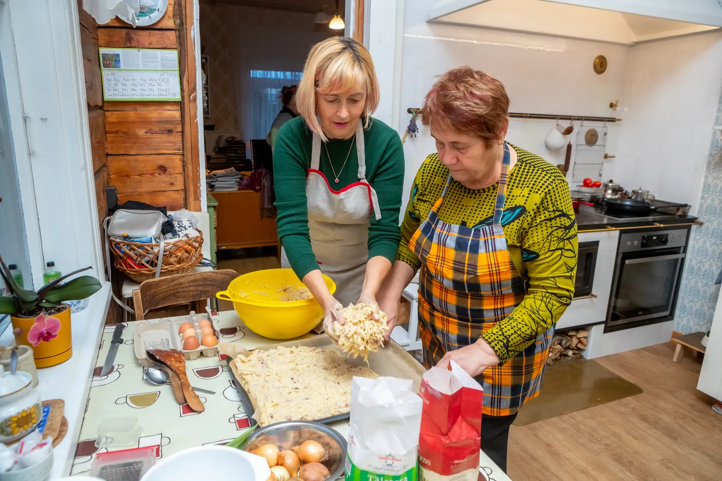 NII SEE VALMIB: Agnessa (paremal) juhendamisel valmistab Sirje traditsioonilist pannileiba.