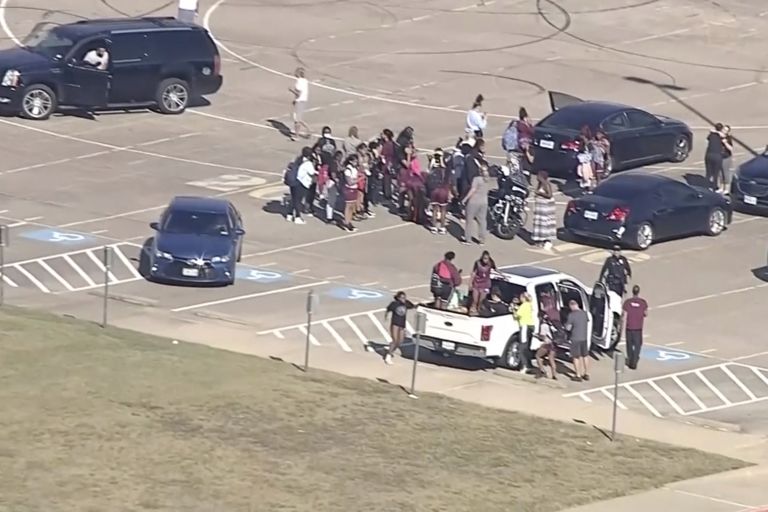 Õpilaste evakueerimine koolist.