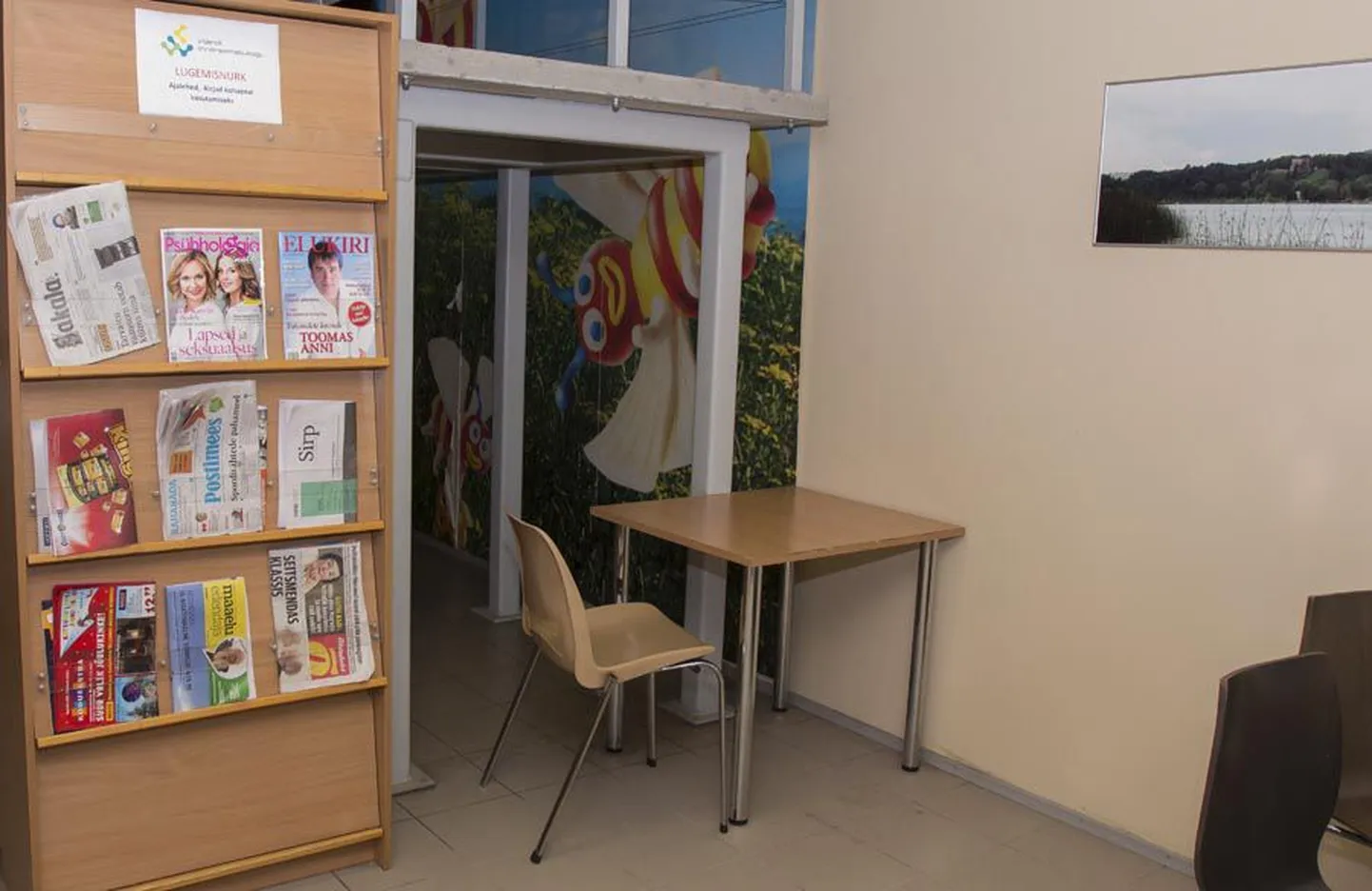 Eile pärastlõunal olid kõik esmaspäevased päevalehed lugemisnurga riiulis olemas, kuid varasemad ajalehed kadunud.