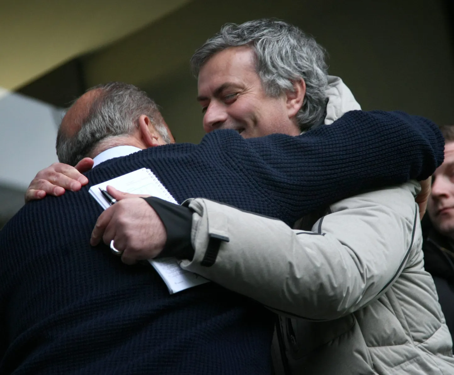 Galatasaray peatreener Fatih Terim (vasakul) ja Madridi Reali juhendaja Jose Mourinho embamas.