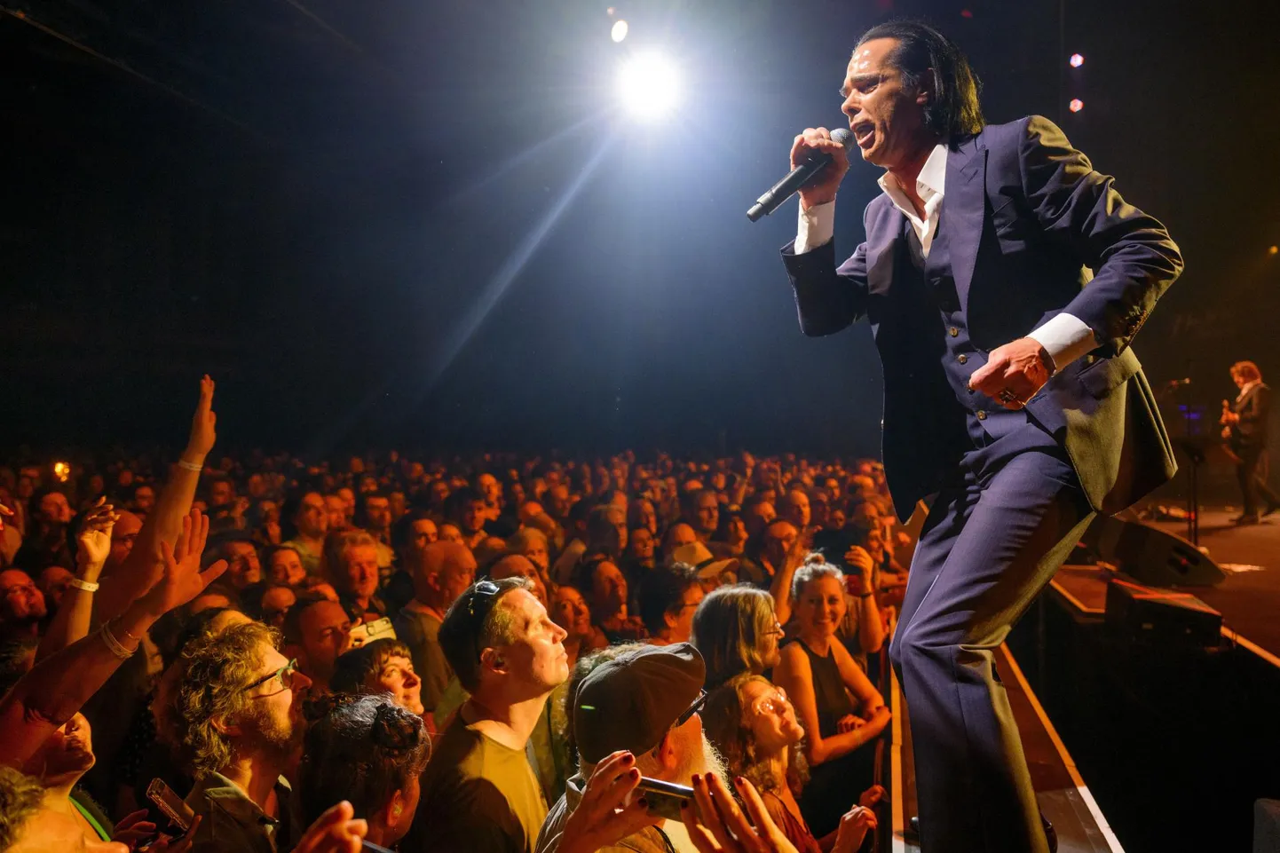 Nagu võis Postimehest lugeda Nick Cave and The Bad Seedsi Berliini kontserdi arvustusest, on koosluse Eesti külastust ootamas ees kõva show.
