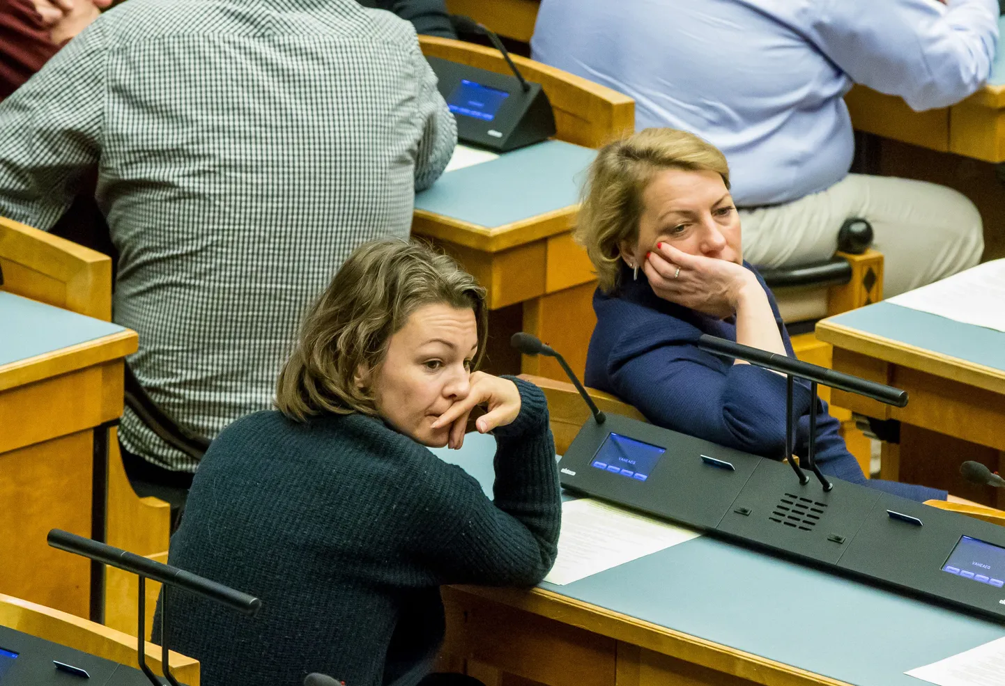 «Kui kaua veel...» Reformierakondlased Yoko Alender ja Vilja Toomast saadavad kaaskannatajate suunas väsinud pilke.