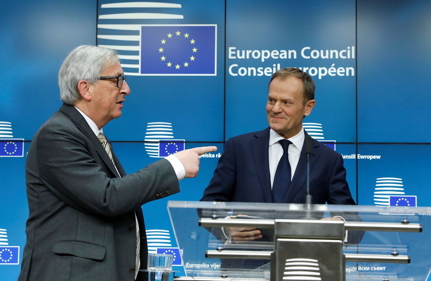 Euroopa Komisjoni president Jean Claude Juncker ja just liidunõukogu juhiks tagasi valitud Donald Tusk tundusid tänasel pressikonverentsil olevat ennekõike naljasoonel.