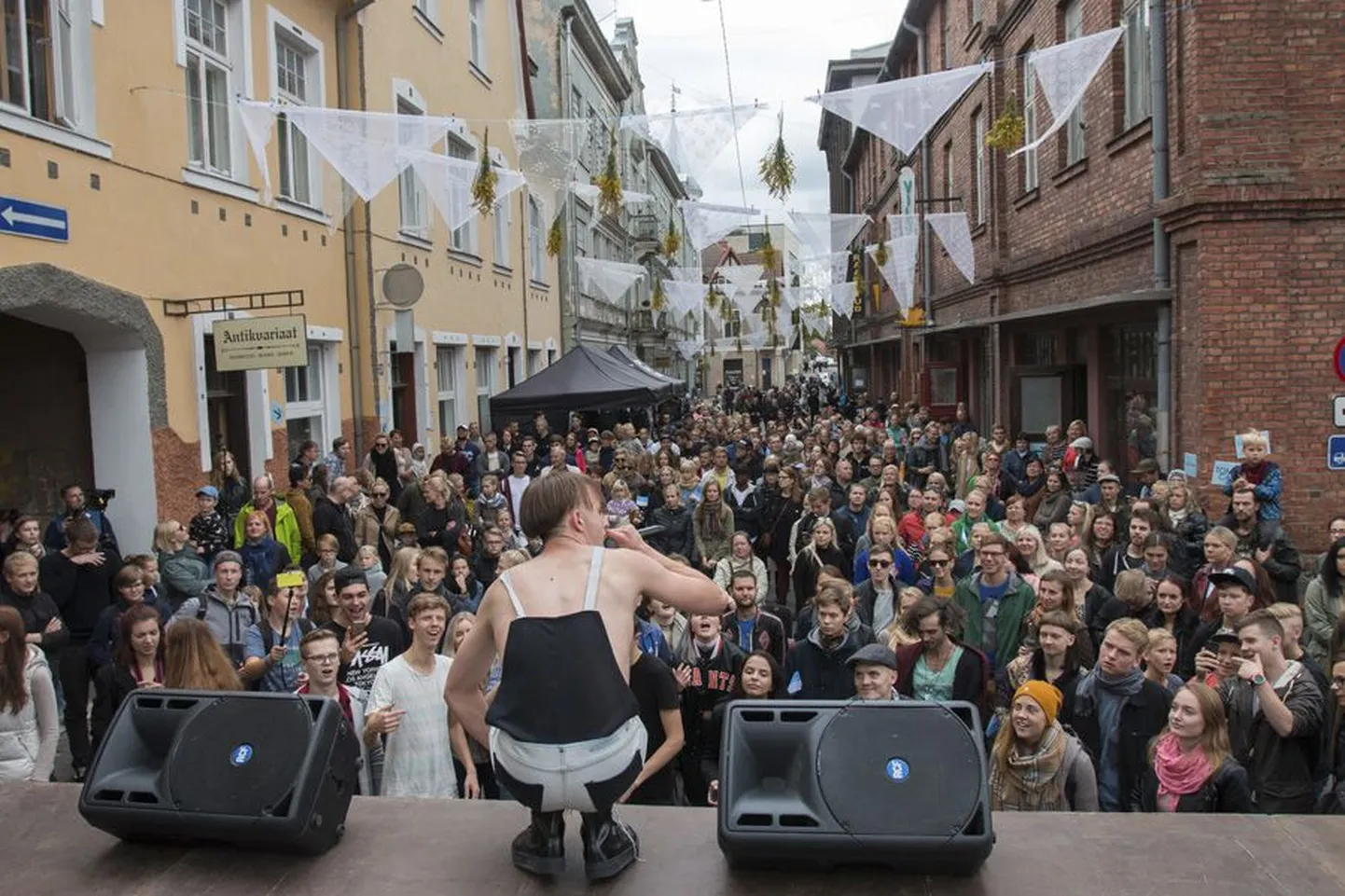 Lossi tänav nii, nagu teda varem veel nähtud pole. Esineb ukraina, kasahhi, vene ja eesti juurtega Tommy Cash ehk kodanikunimega Tomas Tammemets. Tema esikalbum «€$Y» ilmus 2014. aastal, tema värskeim video «Winaloto» ilmus 19. juulil ja on kogunud YouTube'is 1,6 miljonit vaatamist.
2 × MARKO SAARM