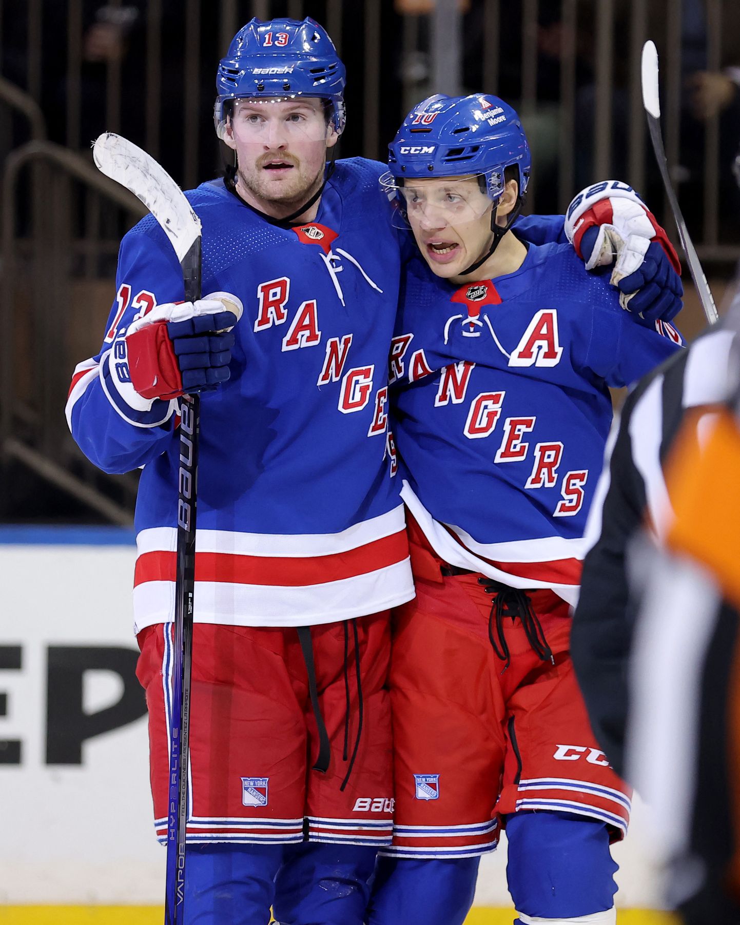 NHL komandas Ņujorkas "Rangers" spēlētāji Aleksis Lafrenjērs un Artemijs Panarins