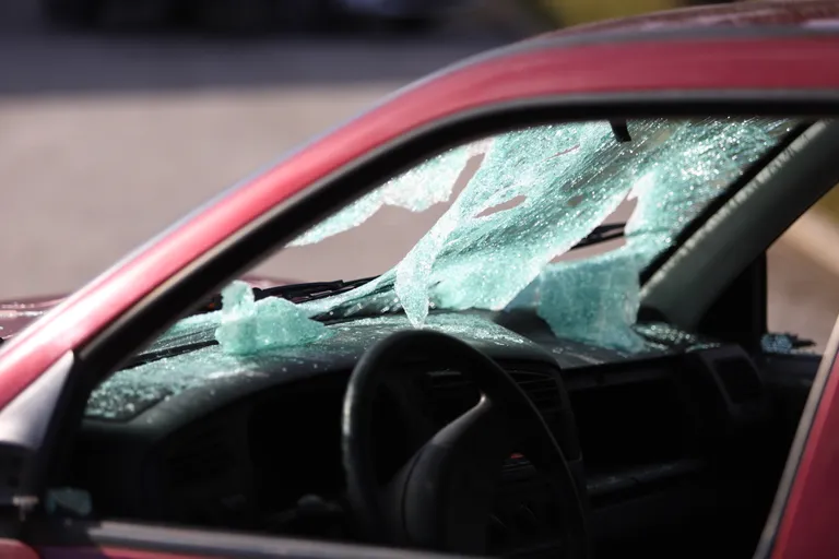 Autol peksti katki klaasid ja küljepeeglid.