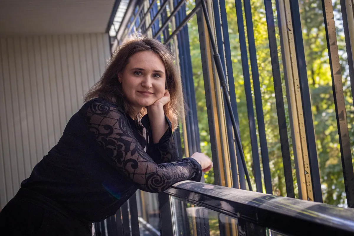 Ukrainlanna Anhelina Honcharenko on Delta keskuse õpikeskkonnaga väga rahul. Modernses hoones on sobivaid kohti nii õppimiseks kui ka ajaveetmiseks üksi ja kaastudengitega.