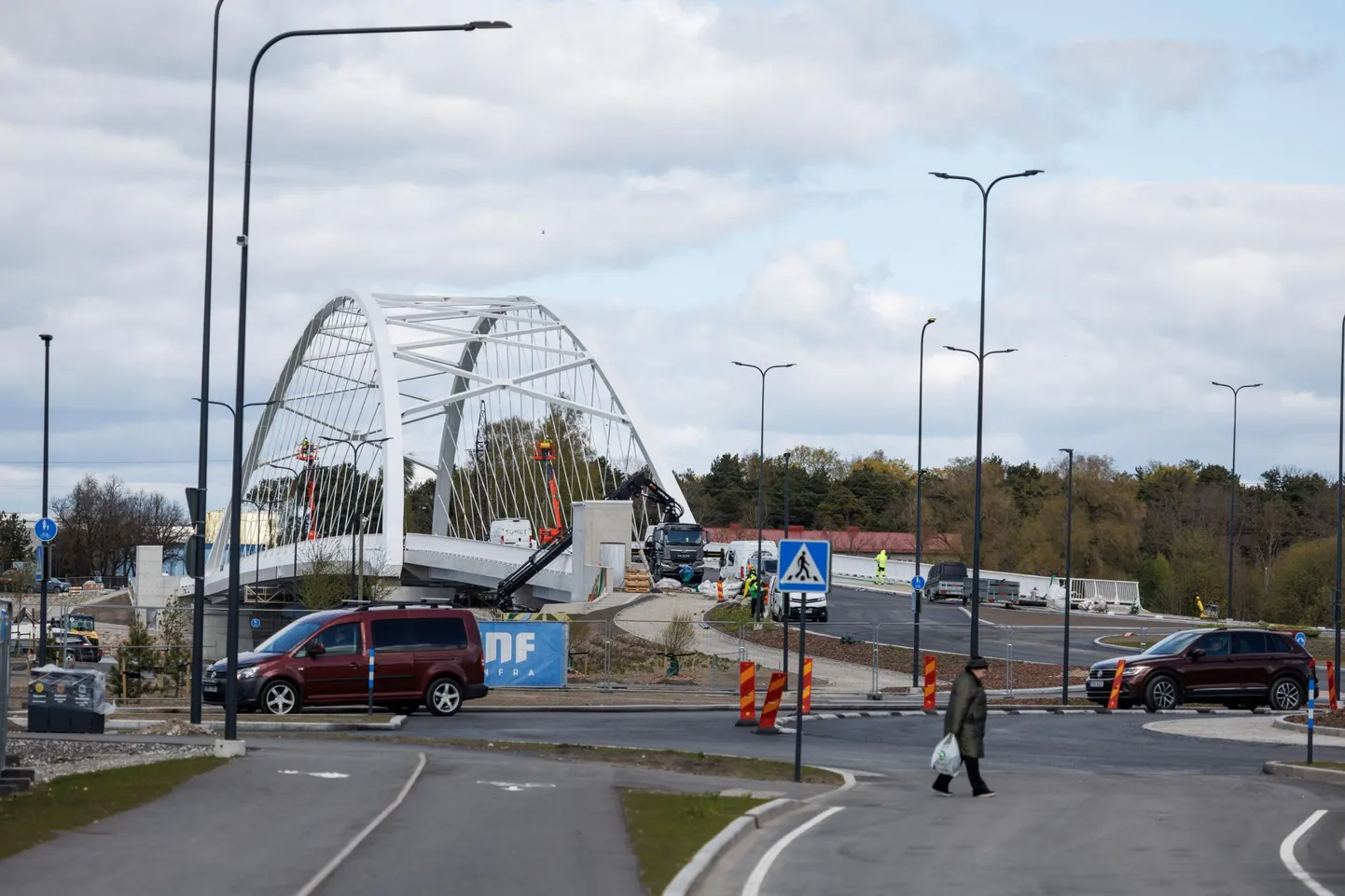 Pärnu Raba ja Lai tänavat ühendav sild avatakse peagi, ent silla tulevane nimi tekitab igapäevaselt elavat arutelu.