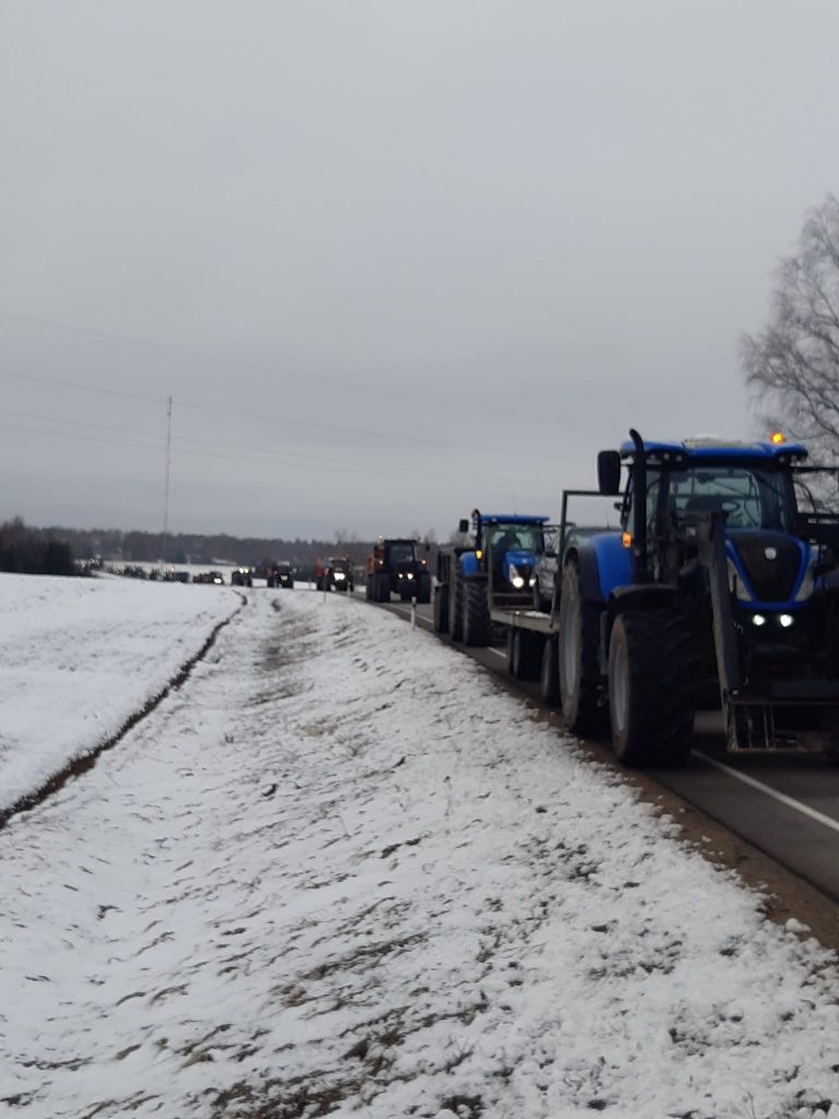 Kümmekond Antsla kandi põllumeest sõitsid täna traktorite ja rekadega Antsla kesklinna.