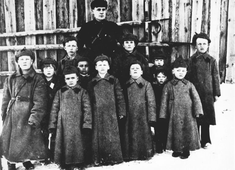 Grupipilt lastest ja nende järelevaatajast ühes Nõukogude töölaagris 1932.