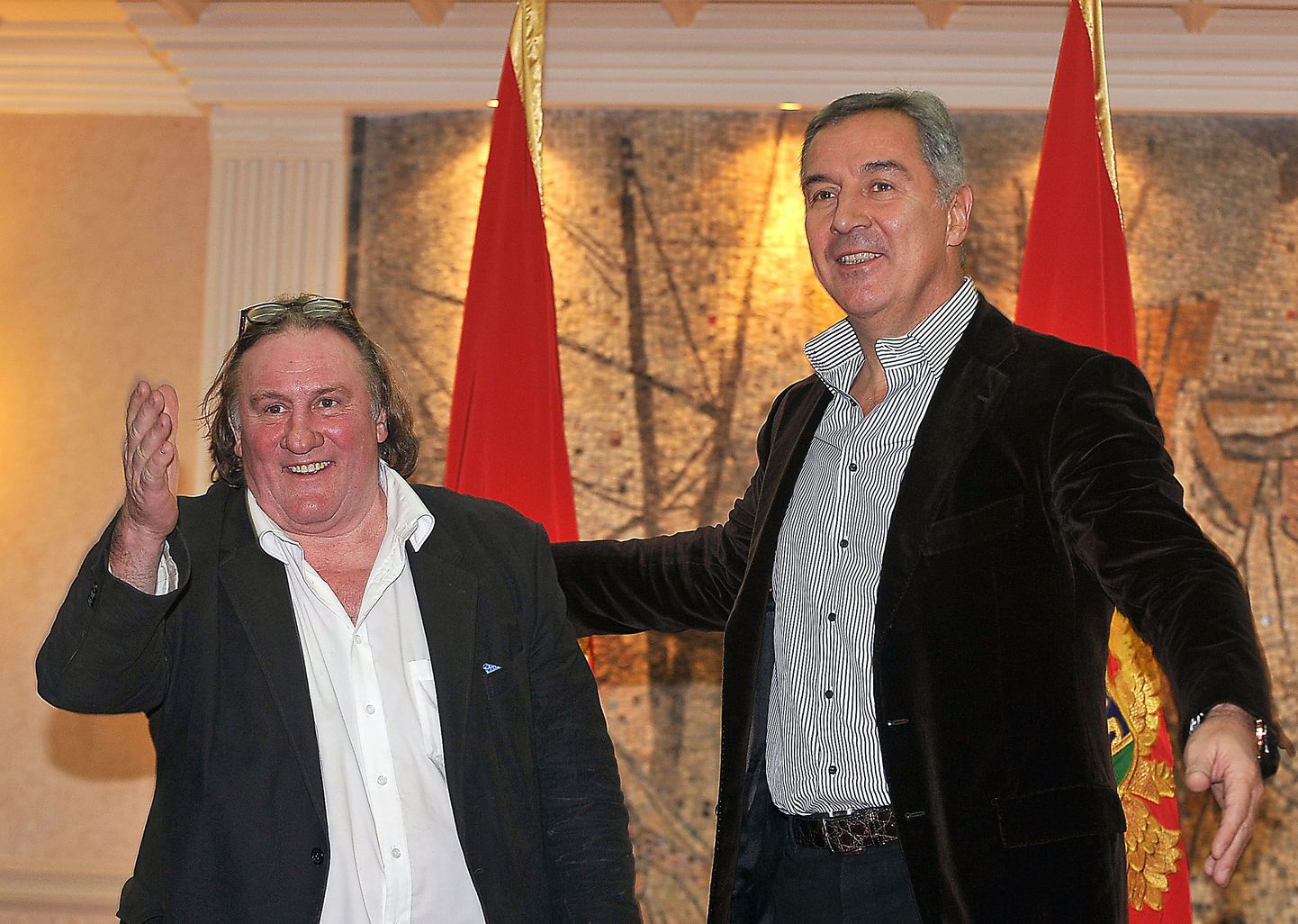 Gérard Depardieu (vasakul) koos Montenegro peaministri Milo Đukanovićiga 8. jaanuaril Podgoricas.