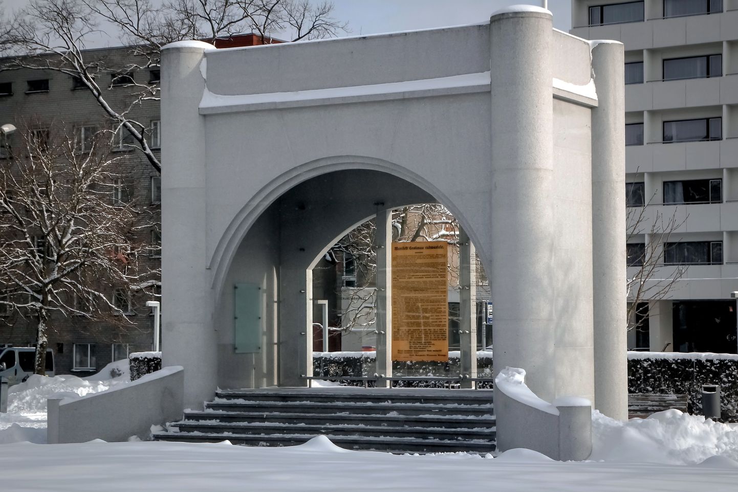 24. veebruari hommikul toimub Pärnus pidulik riigilipu heiskamine Rüütli platsil Eesti Vabariigi väljakuulutamise monumendi juures.
