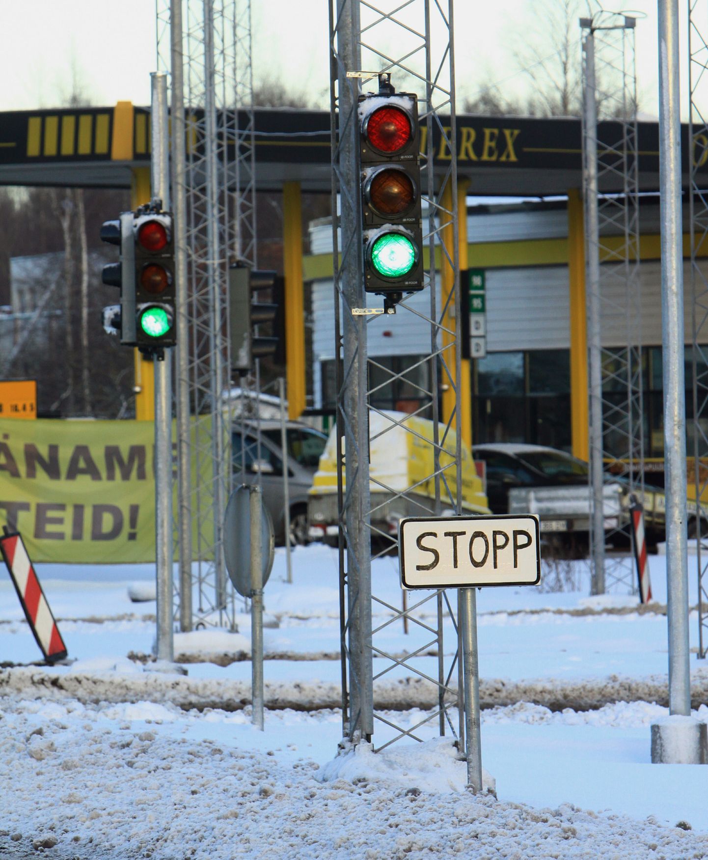Pärnus Tallinna maantee ja Ehitajate ristmikule paigaldati liiklust reguleerima valgusfoor.