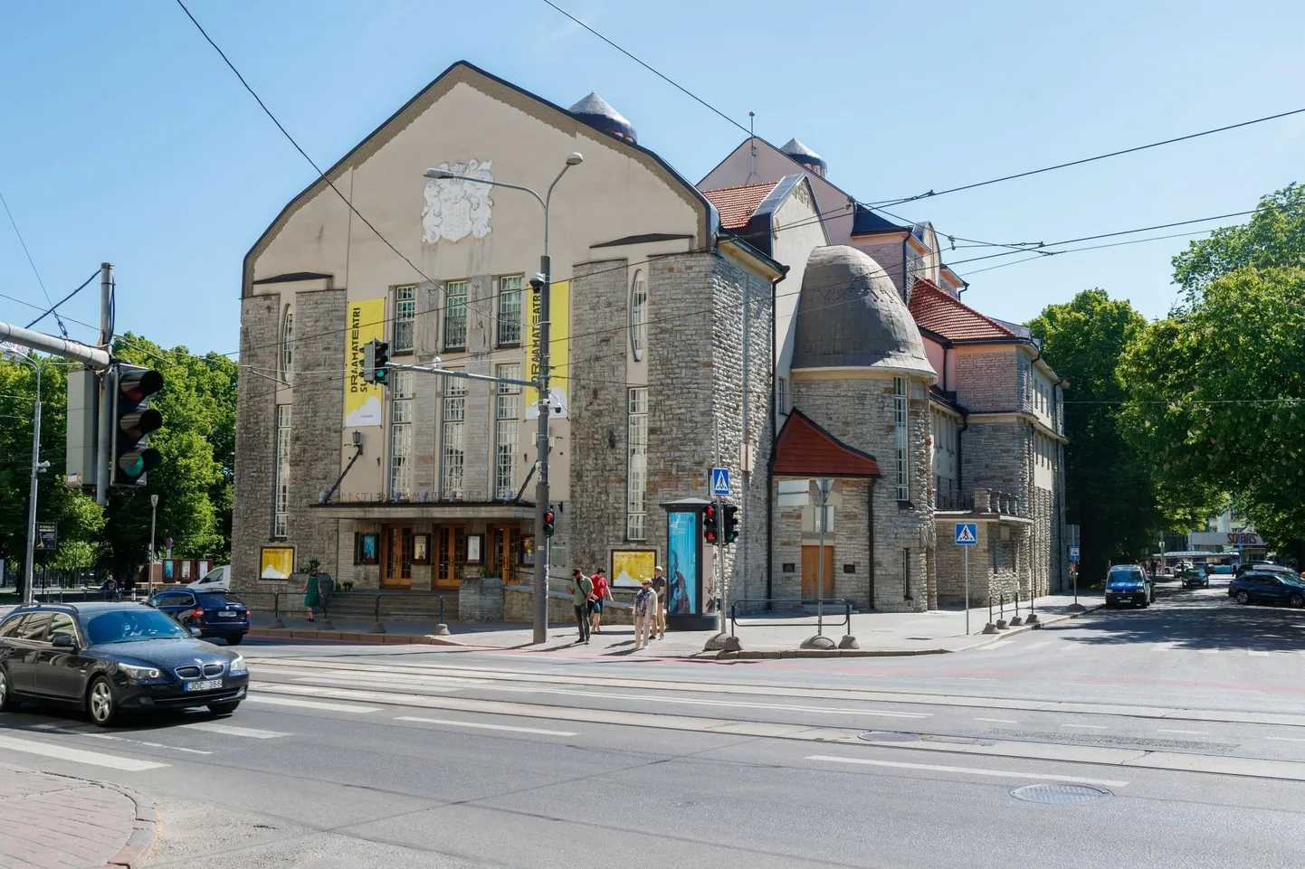 Eesti teatrid on hakanud kärbete valguses mõtlema omatulu suurendamisele. Draamateater otsustas selleks tõsta piletihindu.