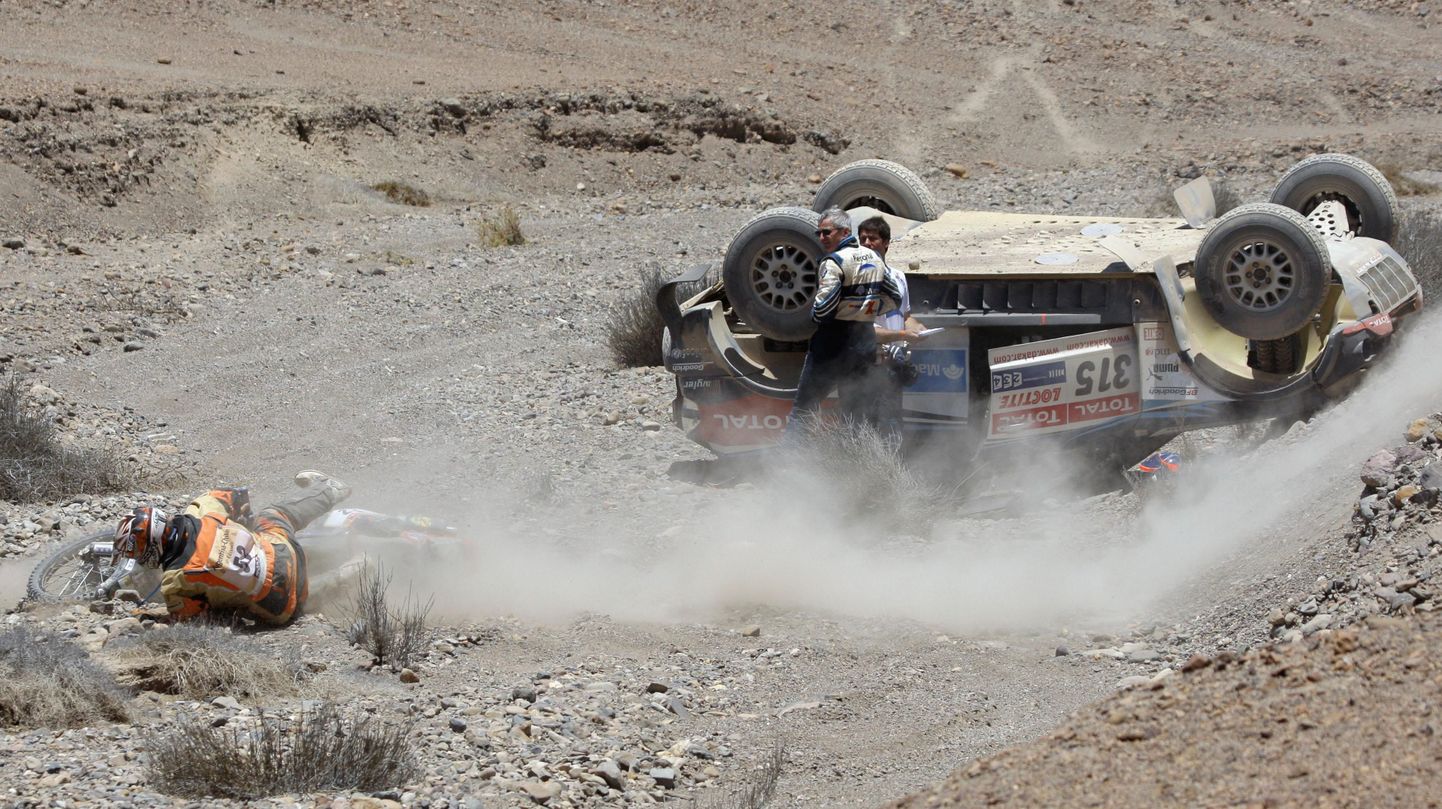 Dakari ralli puhul täiesti tavaline pilt: KTMil kihutanud prantslasest mootorrattur Pierrick Bonnet kukkus oma tsikliga, kui oli tahtnud vältida kokkupõrget argentiinlase Orrlando 
Terranova uppikeeratud BMWga. Õnnetus lõppes mõlemale suuremate vigastusteta.