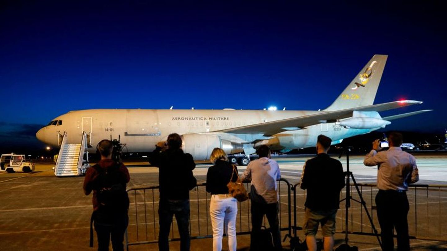 В последние дни из Нигера эвакуировали иностранных граждан. На фото - итальянский самолет прибывает из Ниамея в аэропорт Чампино в Риме.