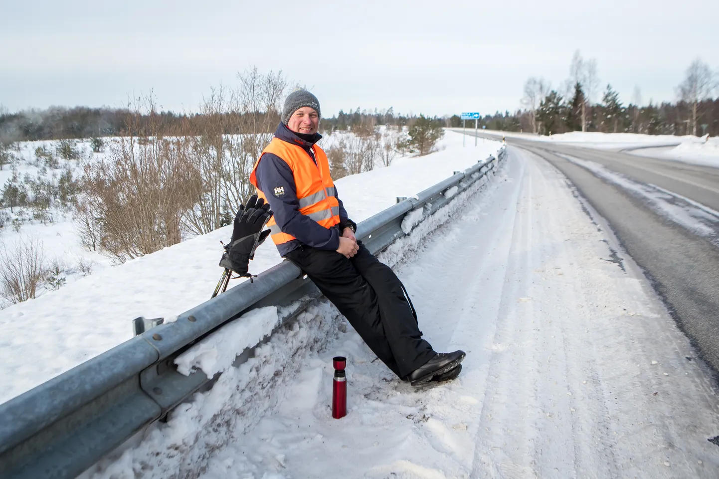 Jalgsi 47 Eesti linna läbinud rändur Intan Pragi Saaremaal.